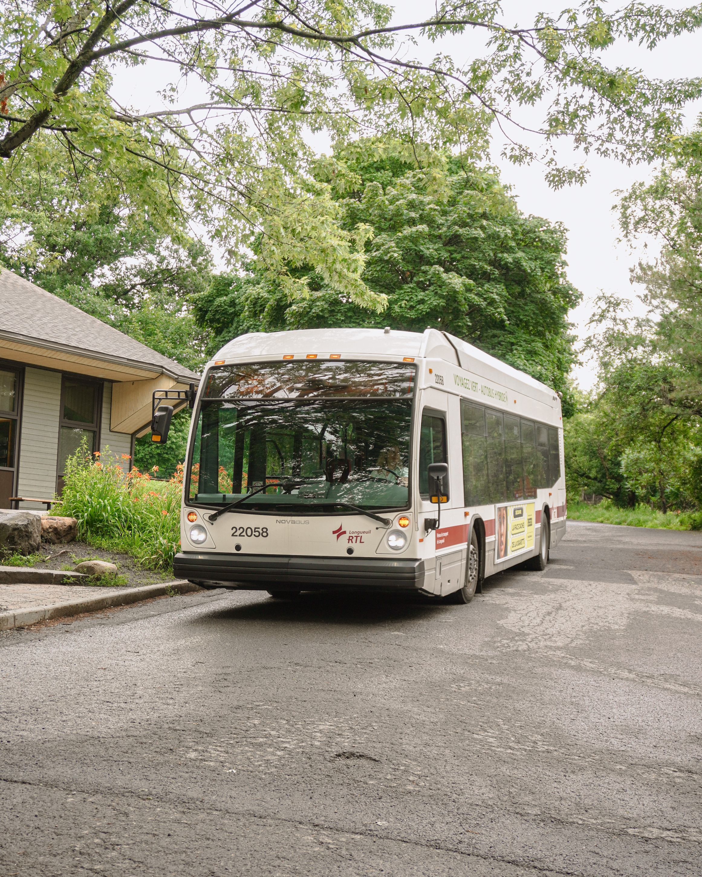 Un autobus du RTL circule sur une route en pleine nature